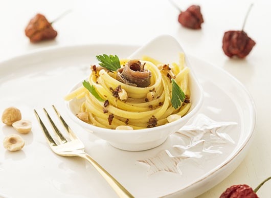 Bavette aglio, olio, peperoncino e alici con nocciole tostate