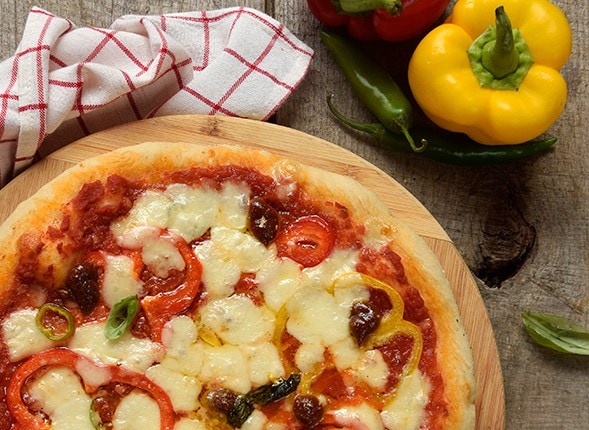 Pizza ai peperoni e crema di acciughe
