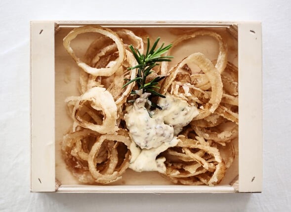Anelli di cipolla dorati con salsa tartara