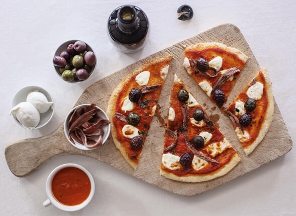 Pizza fatta in casa con filetti di alici