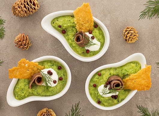 Barchette con crema di zucchine e menta, alici e sfoglia di grana