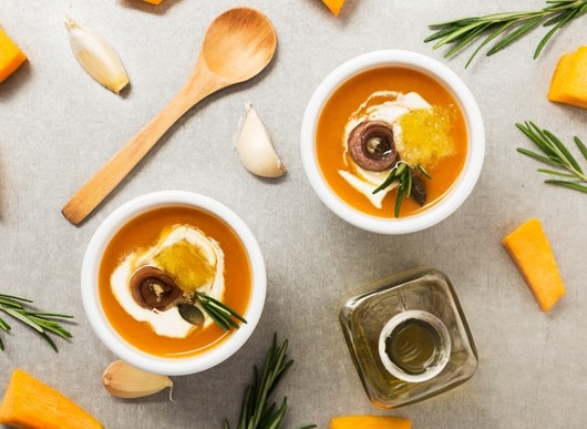 Crema di zucca con crostini e alici arrotolate