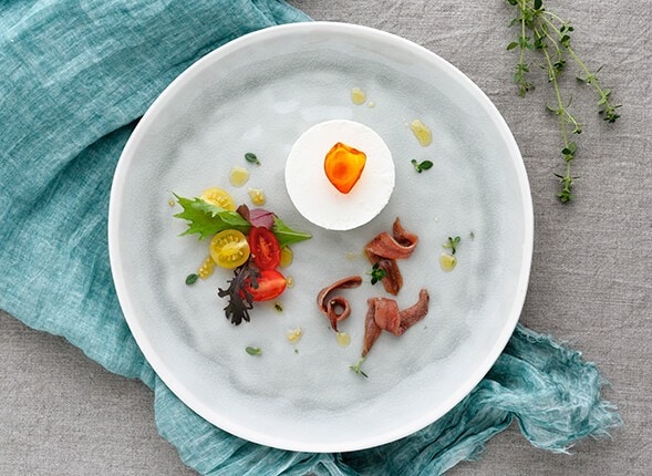 Panna cotta di burrata con pomodorini freschi e filetti di alici del Mar Cantabrico