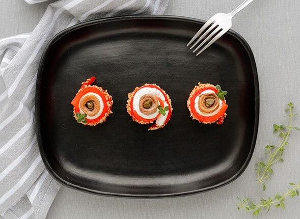 Rotolini di peperoni rossi, ricotta e ricciolose ai capperi