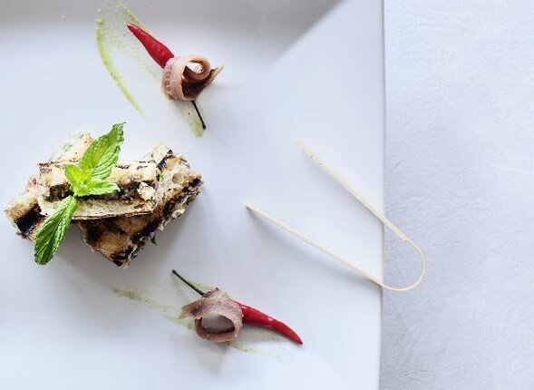 Crostini di pane grigliato con burro alle alici