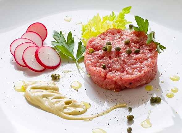 Battuta di fassona alla maionese di acciughe e capperini