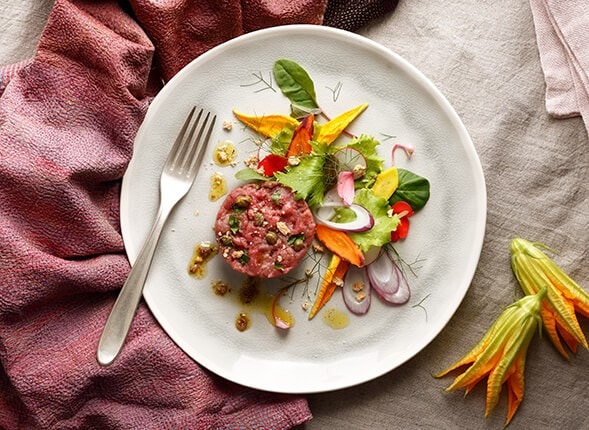 Tartare di vitello, ortaggi crudi e salsa alle acciughe tradizionali