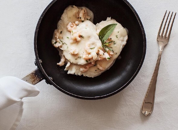 Scaloppa di petto di pollo in salsa di gamberetti