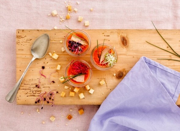 Crema fredda al pomodoro, filetto di tonno al naturale e germogli
