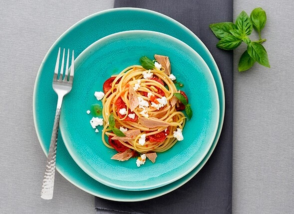 Spaghetti con pomodorini, ricotta, basilico e filetti di tonno