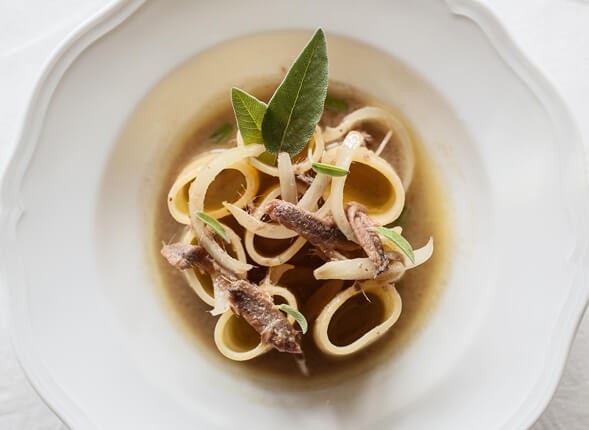 Paccheri in guazzetto di cipolle e salvia con colatura e alici