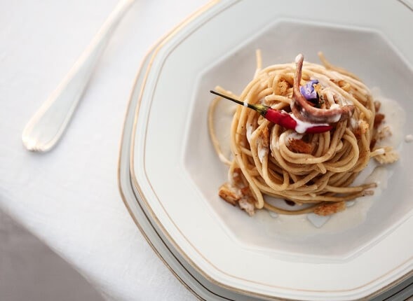 Spaghetti con colatura di alici, crema all’aglio dolce e filetti di alici