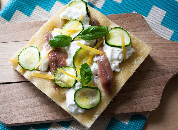 Focaccia con alici Zarotti, stracciatella e limone con lievito madre