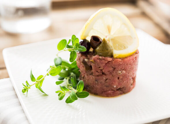 Tartare di manzo alla crema di acciughe