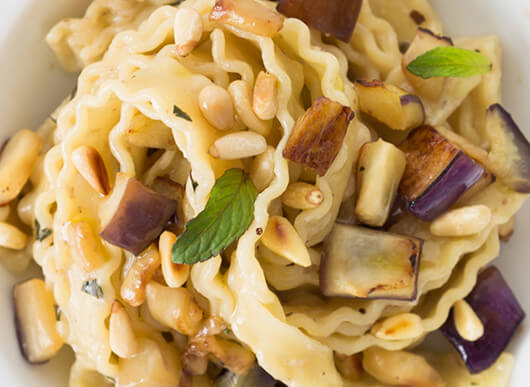 Reginette alle melanzane con crema di acciughe, menta e pinoli