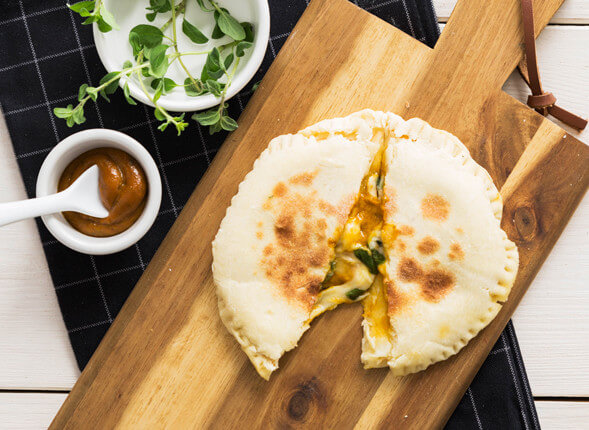 Focaccine in padella con provola affumicata e crema di acciughe