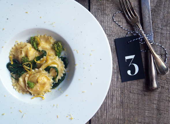 Ravioli alla burrata con cime di rapa, colatura di alici e cedro limone