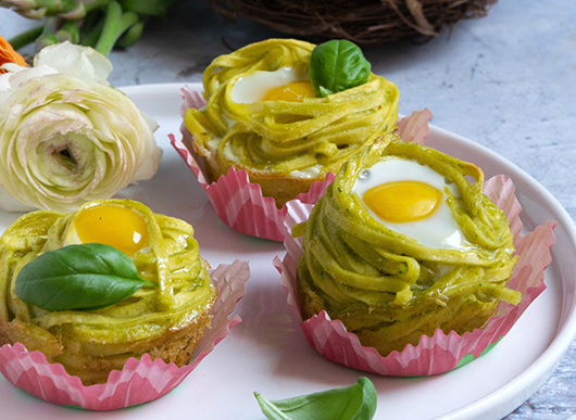 Nidi di tagliolini con crema di asparagi e alici e uova di quaglia