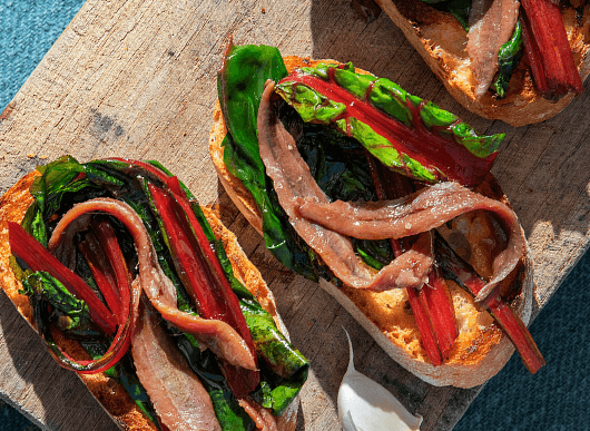Crostoni con coste rosse e Filetti di Alici del Cantabrico