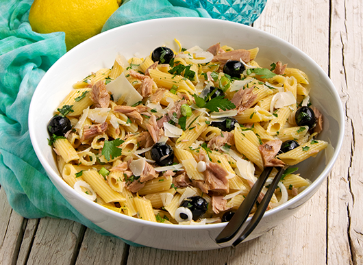 Insalata di pasta con tonno, olive e scaglie di parmigiano