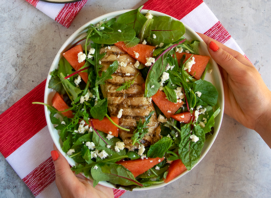 Insalata con sgombro grigliato, anguria e feta