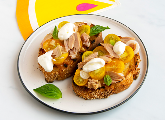 Bruschette con pomodori gialli, tonno e salsa allo yogurt