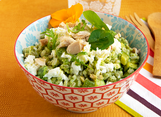 Insalata di orzo con zucchine, sgombro, bufala e pesto di rucola