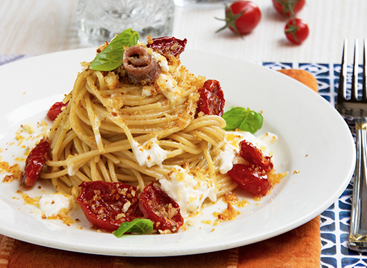Spaghetti con alici, pomodori confit e burrata