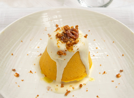 Sformatini di zucca con fondutina al parmigiano, amaretti e olio alle acciughe