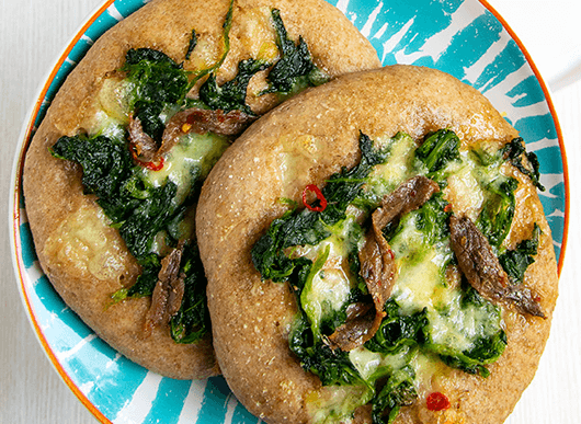 Pizzette di farina di farro con friarielli e alici al peperoncino