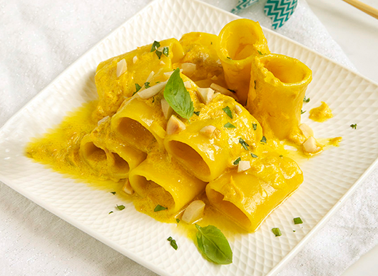 Paccheri con tonno, zafferano e mandorle
