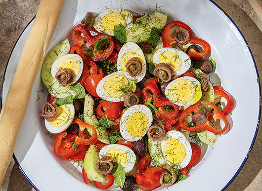 Insalata estiva con acciughe e uova