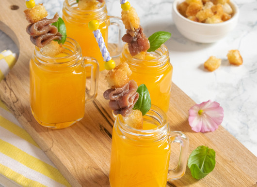Gazpacho di mango con stuzzichini alle alici piccanti