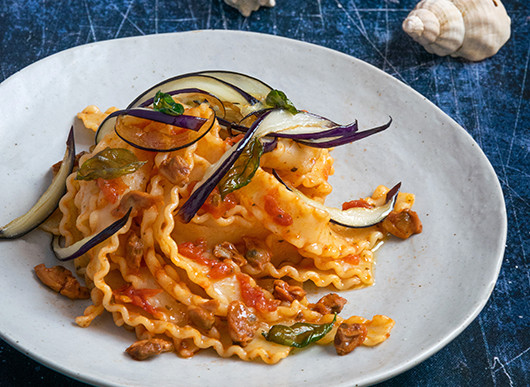 Reginette con sugo alle vongole e melanzane fritte