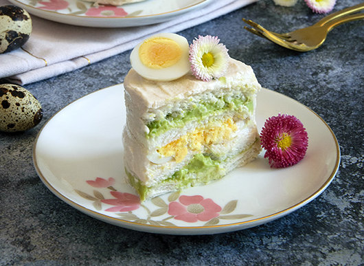Tramezzino cakes con tonno, avocado e uova di quaglia