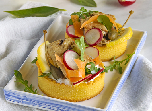 Tartellette con sgombro grigliato, stracciata e insalata croccante