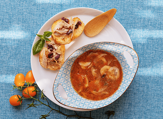 Gazpacho con pane croccante e tonno