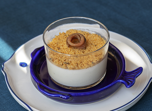 Panna cotta di burrata, crumble di taralli e filetto di alice