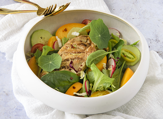 Insalata colorata con filetti di sgombro grigliati e pesche
