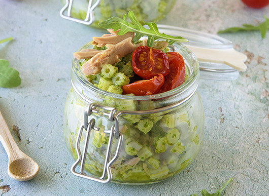 Pasta fredda con tonno, pomodorini e pesto di rucola
