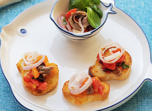 Bruschette con insalatina di cipolle e alici