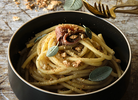 Bucatini con salvia, amaretti e burro alle alici del Cantabrico