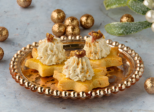 Biscotti salati alle nocciole con crema di robiola e alici del Cantabrico