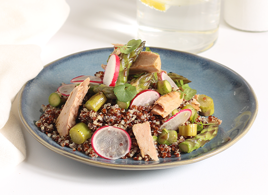 Quinoa con filetti di tonno, asparagi e ravanelli