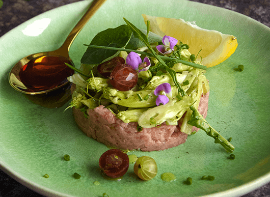 Tartare di vitello con colatura di alici e insalatina di puntarelle