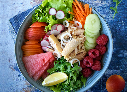 Insalata colorata di frutta e verdura con sgombro e dressing al wasabi