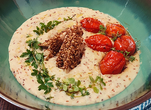 Hummus di cannellini e filetti di sgombro al sesamo