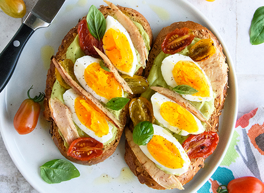 Bruschetta con crema di avocado, uova e ventresca di tonno