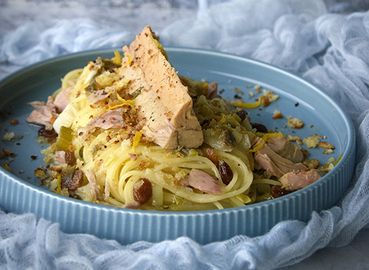 Fidelini con tonno, porri, uvetta e briciole al limone