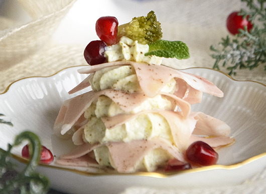 Millefoglie di mortadella con crema di ricotta, broccoli e colatura di alici